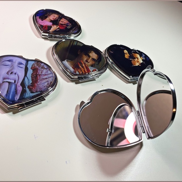 🛍️NEW Heart Horror Movie Compact Mirror | The Munsters - Picture 8 of 9